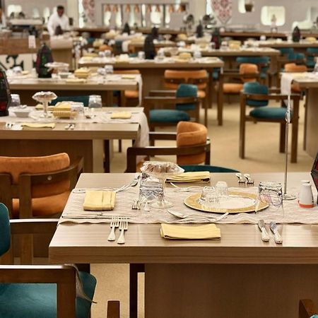 The Venue Jeddah Corniche Jidá Exterior foto The dining room at the Emirates Lounge at Dubai International Airport