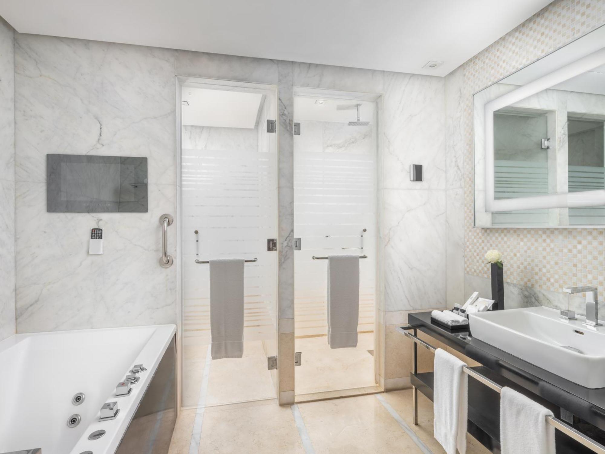 The Venue Jeddah Corniche Jidá Exterior foto Bathroom