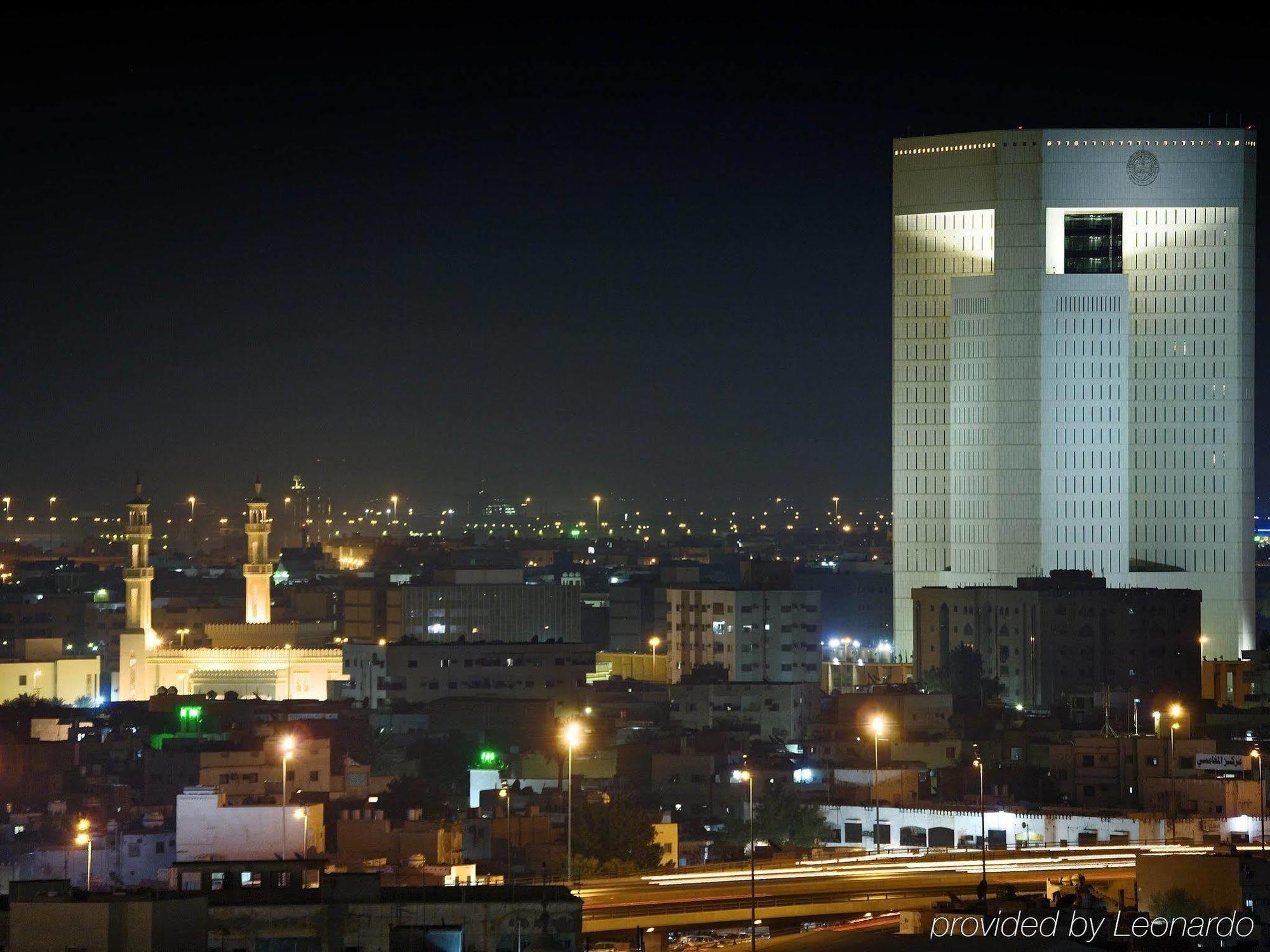 The Venue Jeddah Corniche Jidá Exterior foto The Grand Mosque at night